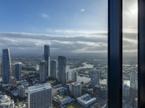 Oceanfront Escape 2 Beds Home with Pool and Carpark, Surfers Paradise